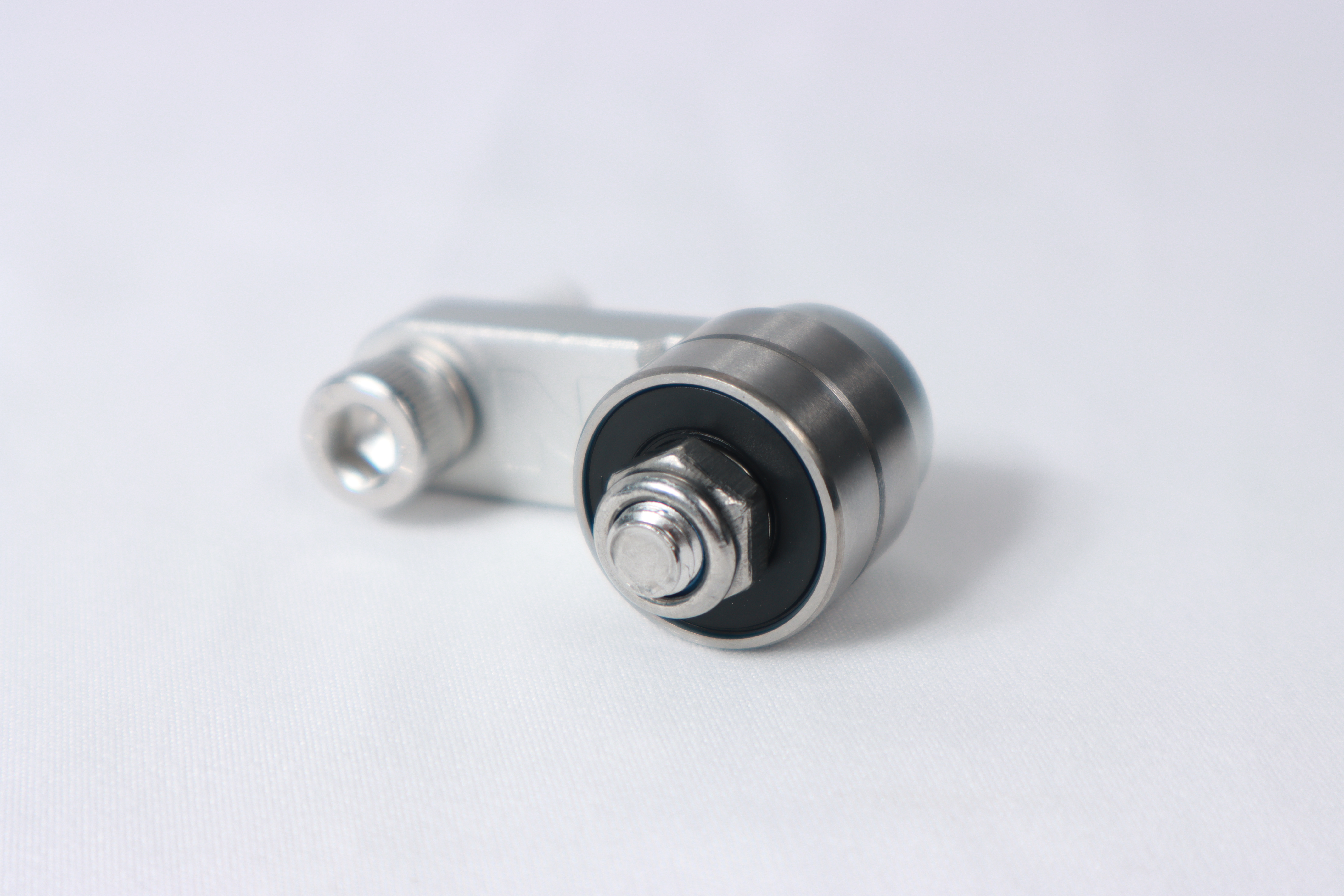 Tensioner assembly for rewind belt for labeling head
